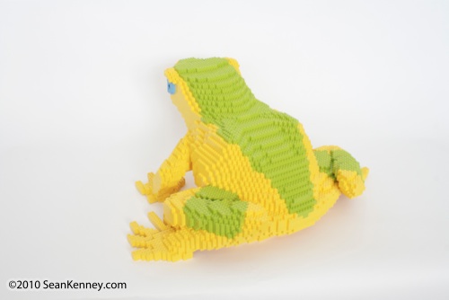 LEGO sculpture Sean Kenney harlequin tree frog philadephila philly zoo creatures of habitat